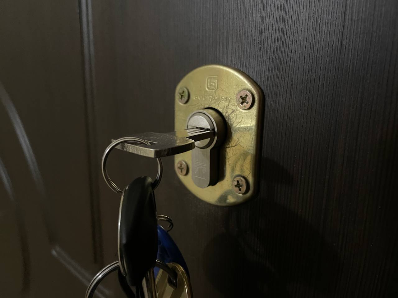 В Курской области выявили схемы с компенсацией за аренду жилья материалы переданы правоохранителям Контрольно счётная палата и прокуратура Курской области обнаружили возможные нарушения при получении компенсаций за наём жилых помещений На 10 м заседании Координационного совета региональный минсоц отметил что среди проблем договоры аренды на фактически непригодные для проживания дома а также объекты признанные пригодными но пустующие Дополнительно зафиксированы случаи оформления нескольких договоров на одну и ту же квартиру Собранные материалы передаются в правоохранительные органы для правовой оценки Власти региона заявляют о корректировке контрольных процедур чтобы исключить нецелевое использование средств и обеспечить адресную поддержку курян Курская Telega Прислать новость