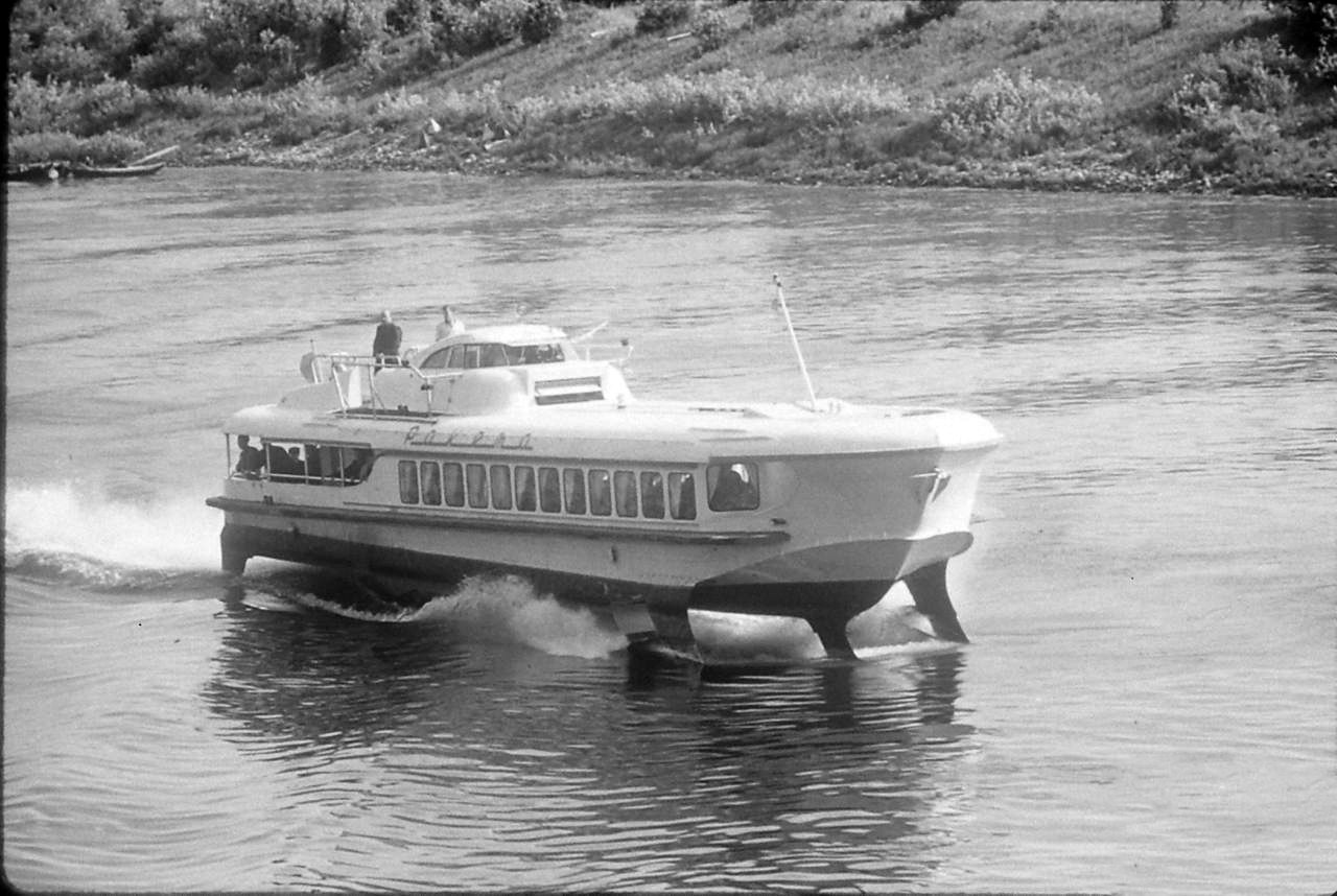 Первое отечественное судно на подводных крыльях 25 августа 1957 года из Горького Нижний Новгород в Казань в свой первый рейс отправился первое отечественное судно на подводных крыльях Ракета Автор проекта Комета выдающийся инженер завода ОСК Красное Сормово Ростислав Алексеев В те годы форма нового судна казалась необычной а скорость поражала воображение 60 65 км час На заводе были построены еще несколько судов на подводных крыльях Метеор Спутник Комета Вихрь Буревестник и Чайка с водометным двигателем Подписывайтесь на ОСК в MAX