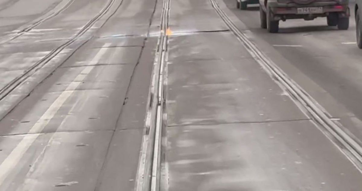 Вчера развалились сегодня загорелись в Туле на Пролетарском мосту вспыхнули рельсы   newstula ru fn 1746334 html В Туле на Пролетарскому мосту заметили горящие рельсы Вчера к слову они же развалились в результате чего движение трамваев остановилось   Прислать новость Подписаться