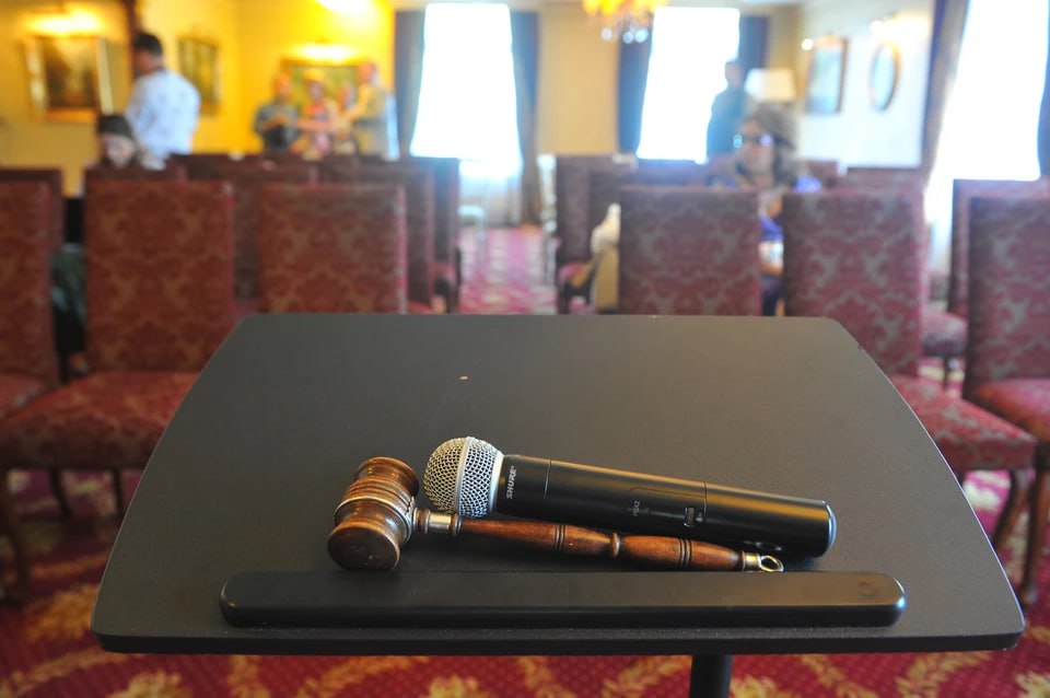 Росимущество объявило о продаже с торгов контрольного пакета акций Челябинскоблгаза Начальная цена 57 акций составляет 335 млн рублей Торги планируют провести 28 ноября Шаг аукциона составит 16 75 млн рублей Напомним акции Челябинскоблгаза перешли в собственность государства в прошлом году вместе с другими активами бывшего губернатора Челябинской области Михаила Юревича и его окружения Подписаться на chelkp