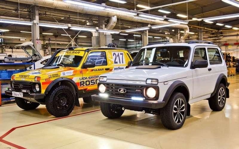 Lada Niva Sport уже в серии! Что нового?  АВТОВАЗ  его дочерняя структура Lada Sport  начал промышленное производство Lada Niva Sport.  Эта версия Нивы отличается мотором от Lada Granta Sport  1.6 16V, 122 л.с., 151 Н м .  Кроме того, изменена подвеска: сзади вместо тяги Панара установлены четыре поперечные штанги. Дисковые тормоза теперь на всех колесах.  КПП стала меньше гудеть, вибрировать, передачи легче переключаются. Применены усиленные шестерни пятой передачи, усилен картер сцепления, применен однорычажный механизм переключения раздаточной коробки.  Технологии производства Niva Sport предусматривают поставку окрашенного кузова с АВТОВАЗа на конвейер «Лада Спорт» и дальнейшую сборку.  В продажу Нива Спорт пойдет в 2025 году.