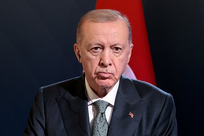 Эрдогану предрекли третий президентский срок Турецкая правящая Партия справедливости и развития Ak Parti рассматривает вариант с выдвижением в президенты действующего лидера республики Реджепа Тайипа Эрдогана на третий срок. Об этом сообщает РИА Новости со ссылкой на проправительственную газету Türkiye. Министр юстиции Йылмаз Тунч заявил, что Эрдоган может пойти на третий срок в случае решения парламента о досрочных выборах, для которых необходимы голоса 360 депутатов. На данный момент у крупнейшей оппозиционной Народно-республиканской партии СНР 127 мандатов, а у правящего альянса Партии справедливости и развития и Партии националистического движения — 315. «Согласно конституции, у президента Эрдогана есть два пути для повторного выдвижения. Либо парламент примет решение о выборах, либо статья 101 конституции "Кандидатура и выборы президента" будет изменена», — такую судьбу Эрдогану предрекли обозреватели Türkiye.