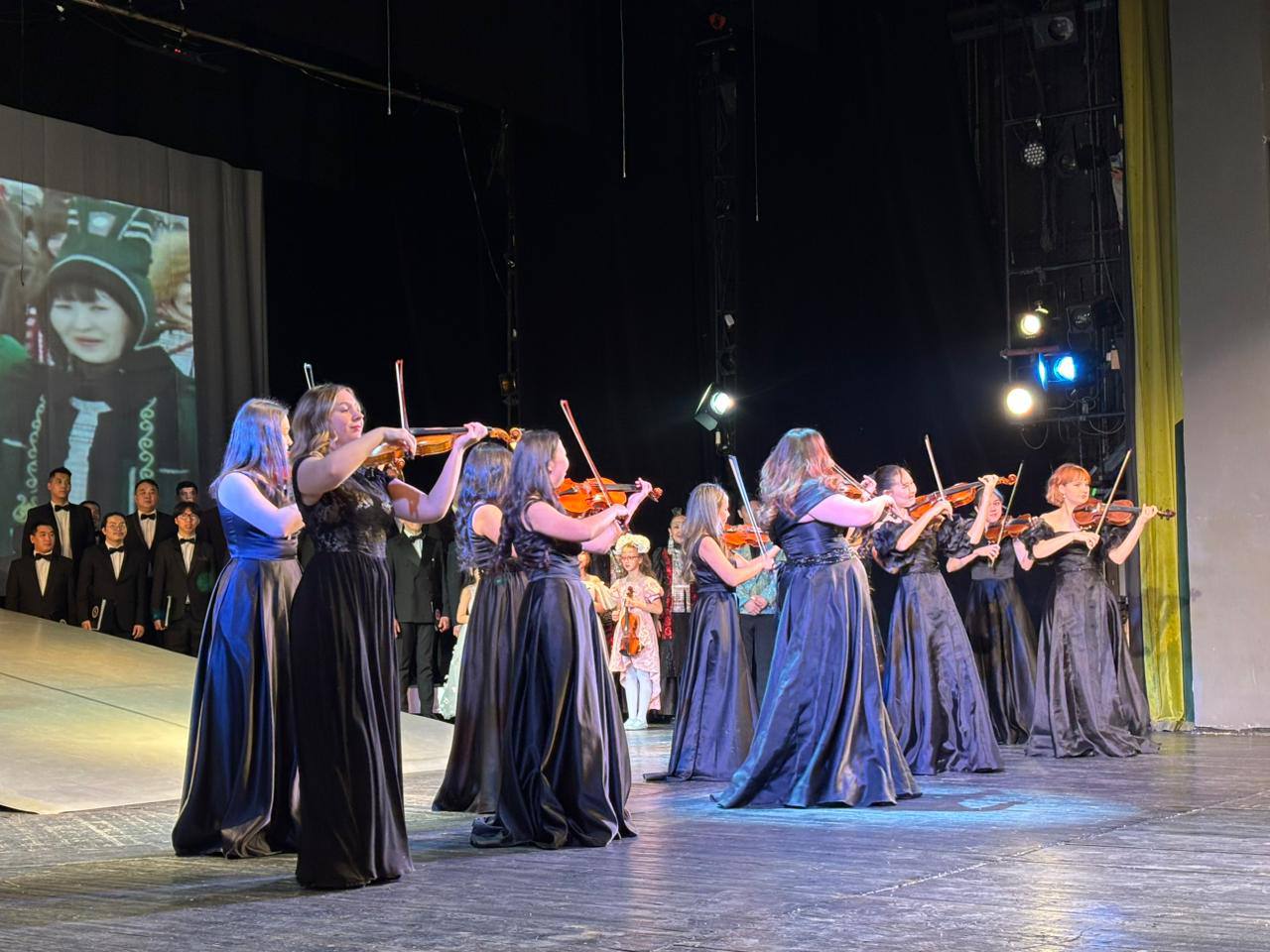 В Якутии торжественно открыли Год культуры В Республике Саха Якутия прошло торжественное открытие Года культуры Церемония состоялась 16 января в Саха академическом театре имени Платона Ойунского и была приурочена ко дню основания театра В 2026 году мы должны увидеть и услышать живые спектакли с подлинной якутской речью и звучанием Кроме того мы должны понять и увидеть актуальность нашего развития в современное время Главный режиссёр театра Руслан Тараховский готовит большой спектакль о Гаврииле Чиряеве Сергей Потапов ставит спектакль по произведению Куросавы Семь самураев Наши талантливые люди создадут произведения актуальные для современности отметил директор Саха театра Петр Макаров Год культуры охватывает масштабные проекты открытие Арктического центра эпоса и искусств новое здание Высшей школы музыки Впереди новые театральные премьеры гастроли и первый форум зрителей Год культуры в Якутии станет важным шагом для сохранения традиций и развития творческой среды региона ГодкультурывЯкутии ulusmedia Читайте нас в MAX