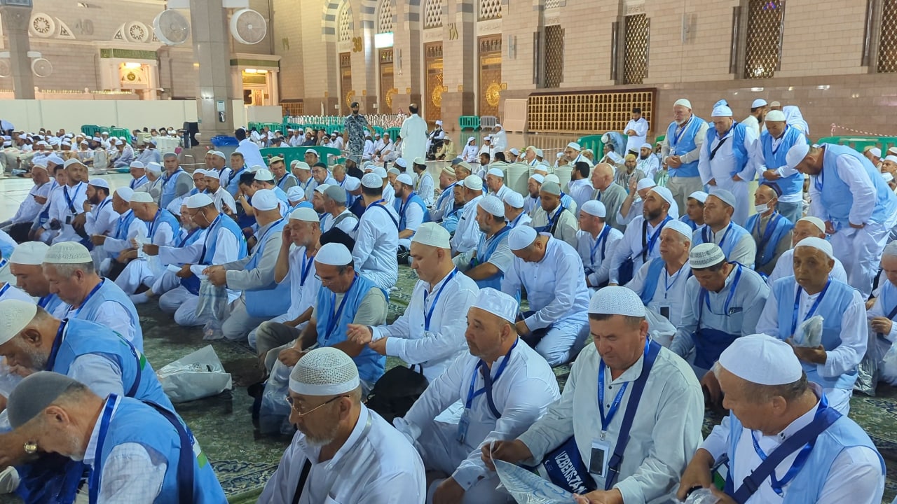 Умра плюс Узбекистан готовится принять 100 тысяч паломников из Юго Восточной Азии Власти Узбекистана нацелены на значительное увеличение туристического потока из Малайзии и Индонезии В рамках реализации амбициозного проекта Умра плюс планируется привлечь в страну до 100 тысяч гостей из этих государств предлагая им уникальное сочетание паломничества и культурного отдыха Для популяризации направления в Малайзии и Индонезии будут запущены масштабные маркетинговые кампании Особое внимание уделят организации торжественных мероприятий во время священных праздников Рамадан и Курбан байрам чтобы иностранные туристы могли лично познакомиться с богатыми духовными традициями региона Специально для этой программы разрабатываются маршруты которые свяжут ключевые исторические центры республики Путешественники смогут посетить достопримечательности Ташкента а также погрузиться в атмосферу древних городов Самарканда и Бухары являющихся жемчужинами исламской архитектуры Подпишитесь на AsiaToday