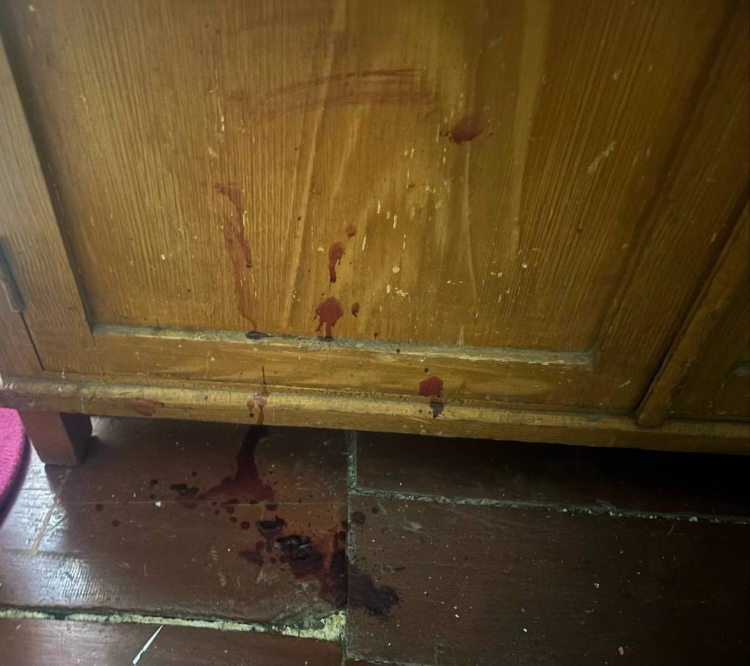 Сибиряк попытался убить жену 8-го марта, из-за ссоры на свидании. Пара устроила романтик в Международный женский день у себя дома. Вдруг – очередная ссора. Мужчина взял нож и повалил супругу на пол, после нанес ей около 15 ударов в разные части тела. Жена потеряла сознание от боли. Изверг же, думая, что убил её просто лег спать. Очнувшись, пострадавшая смогла позвонить сыну. Домашний тиран задержан по статье «покушение на убийство», дело уже передано в Сузунский районный суд. Обвиняемому грозит до 11 лет колонии.
