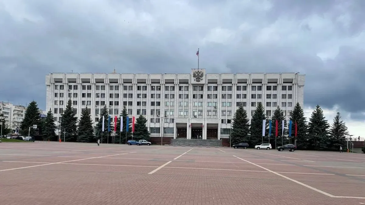 Врио министра транспорта Самарской области вновь стал Сергей Неретин В Самарской области вновь доверили управление транспортным комплексом региона опытному антикризисному менеджеру Сергей Неретин назначен временно исполняющим обязанности министра транспорта и автомобильных дорог Самарской области Соответствующая информация официально появилась на сайте регионального минтранса В предыдущий раз Сергей Неретин уже занимал кресло врио министра в течение четырех с лишним месяцев с 1 августа по 12 декабря 2024 года Также с 26 сентября по 27 октября 2025 года еще раз исполнял обязанности министра Нынешняя рокировка связана с отставкой Артура Абдрашитова в понедельник 21 апреля ГТРК Самара MAX lВК lОК lСАЙТ