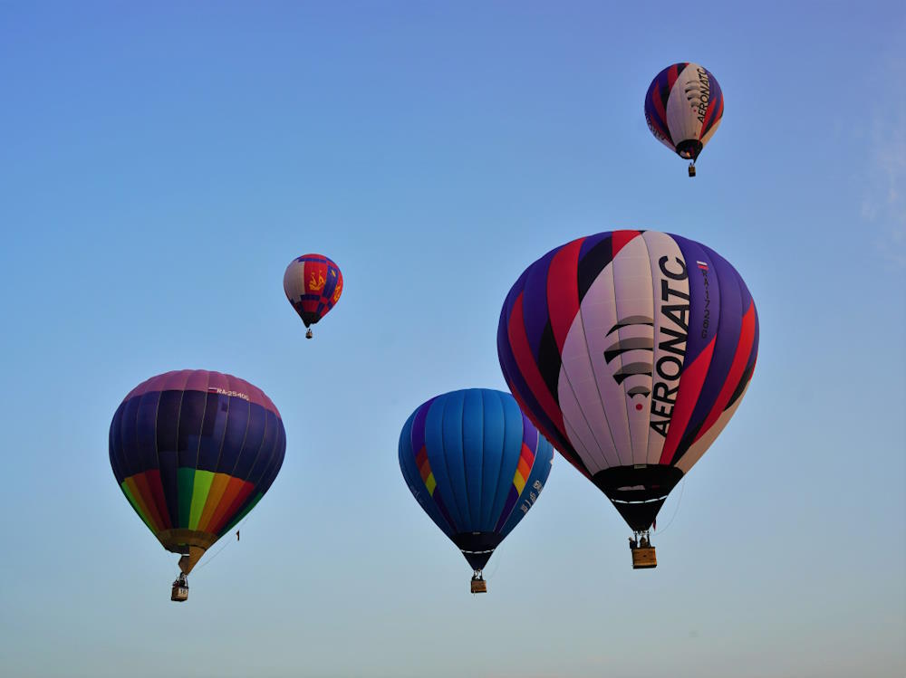 В этом году на фестивале Небесная ярмарка ожидается в три раза больше аэростатов Организаторы фестиваля Небесная ярмарка планируют в этом году увеличить количество аэростатов Как рассказал в эфире Первое Кунгурское радио Игорь Вертипрахов в этом году ожидают 45 аэростатов В прошлом году в фестивале участвовали 13 пилотов Откроется Небесная ярмарка 4 июля в день города Кунгура Фестивальные дни продолжатся до 12 июля В программу войдут два спортивных события федерального уровня первенство России среди молодежи по воздухоплавательному спорту и Кубок России Одной из концепций Фестиваля станет Шар в каждый двор акцент на максимальную вовлеченность жителей и гостей города В прошлом году фестиваль воздухоплавания Небесная ярмарка проходил с 5 по 9 июля на стадионе Труд в Кунгуре Организаторы приняли более 6 тысяч зрителей