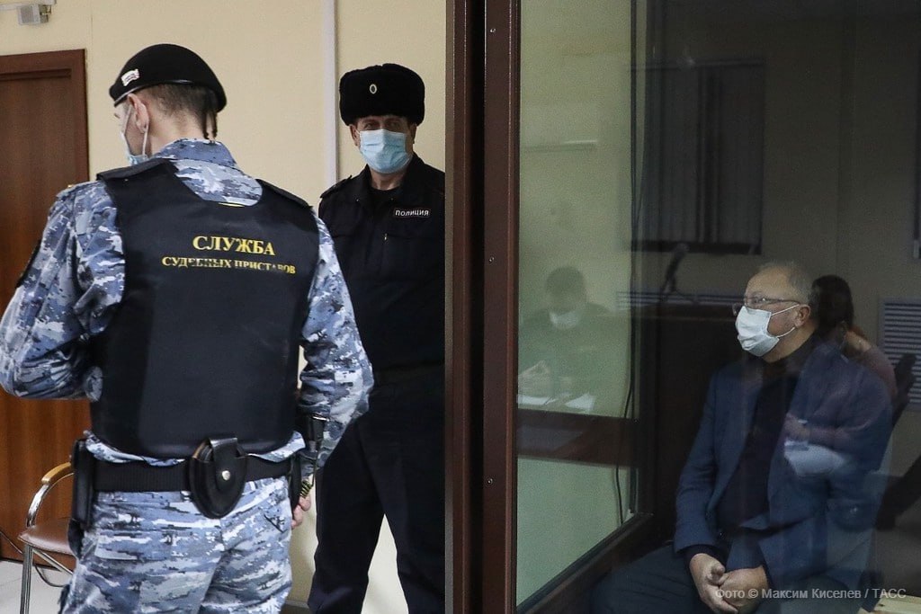 Миллионы в месяц за шахту раскрыта зарплата владельца Листвяжной Основной владелец шахты Листвяжная Михаил Федяев осужденный по делу о гибели 51 человека получал зарплату свыше 4 млн рублей в месяц пишет РИА Новости По данным материалов дела его оклад составлял 937 тысяч надбавка 555 тысяч плюс премия и коэффициенты за безопасный труд Итог 4 1 млн рублей в месяц Тот самый случай когда безопасность стоила дорого но не тем кто спускался в шахту Подпишитесь на Абзац TG VK Дзен MAX Rutube