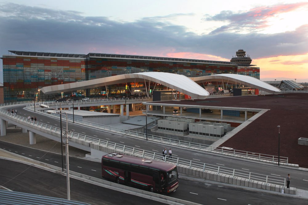 Новый терминал для Звартноца за 500 млн подробности проекта Гендиректор Armenia International Airports в новом выпуске Forbes рассказал что за последние два года пассажиропоток в ереванском аэропорту Звартноц превысил все прогнозы достигнув более 5 5 млн человек в год тогда как терминал изначально был рассчитан на 3 4 млн По словам Марсело Венде чтобы соответствовать будущему росту ереванский аэропорт планирует масштабное расширение В течение ближайших десяти лет будет построен новый терминал площадь аэропорта увеличится вдвое В проект будет инвестировано около 500 млн долларов Количество выходов на посадку вырастет с 6 до 16 зоны прибытия иммиграции и таможенного контроля более чем в два раза Кроме того появятся новые залы ожидания расширится парковка и улучшится связь с общественным транспортом сообщил Венде В числе планируемых новшеств внедрение автоматизированных паспортных контролей и новая биометрическая система паспортов что облегчит путешествия армянских граждан особенно в Европу Цель превратить Звартноц в конкурентоспособный региональный транспортный хаб Венде подчеркнул что для привлечения новых авиакомпаний и маршрутов компания тесно сотрудничает с правительством и организует отраслевые мероприятия Например Wizz Air уже открыла базу в Ереване с двумя самолётами что расширит европейские направления Также ведутся переговоры с авиаперевозчиками для открытия рейсов в Индию Китай и Ближний Восток а Ереван позиционируется как удобный пересадочный пункт между Европой и Азией Armenia International Airports является дочерней компанией аргентинского конгломерата Corporación América Airports принадлежащего Эдуардо Эрнекяну t me economyofarmenia