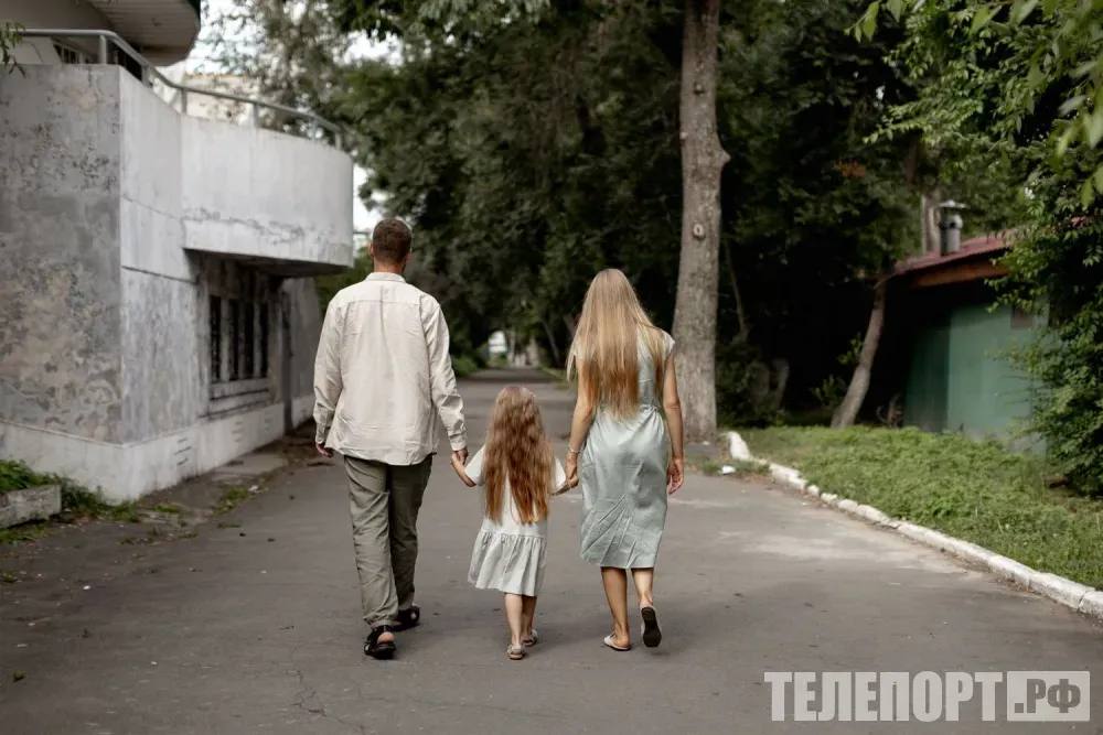 Семья сможет получить только одну семейную ипотеку с февраля 2026 года Оформить льготный кредит семья сможет исключительно совместно С 1 февраля 2026 года в России изменятся правила предоставления семейной ипотеки Теперь каждая семья сможет получить только одну семейную ипотеку сообщил РИА Новостичлен комитета Госдумы по строительству и ЖКХ Александр Якубовский Депутат подчеркнул что с февраля супруги смогут оформить льготный кредит исключительно совместно Он напомнил что ранее каждый из супругов мог взять льготный кредит на себя что фактически удваивало размер льготы Теперь такая возможность исключена Также прекращают действовать так называемые донорские схемы Под этим подразумевается практика когда льготную ипотеку оформляли на кого то из родственников или знакомых а затем квартиру быстро перепродавали Такие действия превращали социальную программу в способ заработка С 2026 года покупка жилья будет доступна только той семье которая имеет право на участие в программе и действительно планирует в ней проживать Александр Якубовский пояснил что привлечение созаемщиков по прежнему возможно если доходы семьи не позволяют взять кредит самостоятельно По его мнению эта опция важна для тех кто нуждается в поддержке но не соответствует банковским требованиям без помощи родственников Основные условия программы остаются неизменными Процентная ставка по прежнему льготная Минимальный первоначальный взнос составляет 20 Лимиты кредитования остаются прежними до 6 миллионов рублей в большинстве регионов и до 12 миллионов в крупных городах Возможность комбинирования льготной и рыночной составляющих кредита также сохраняется Депутат подчеркнул что по сути меняются не условия доступности а фильтры