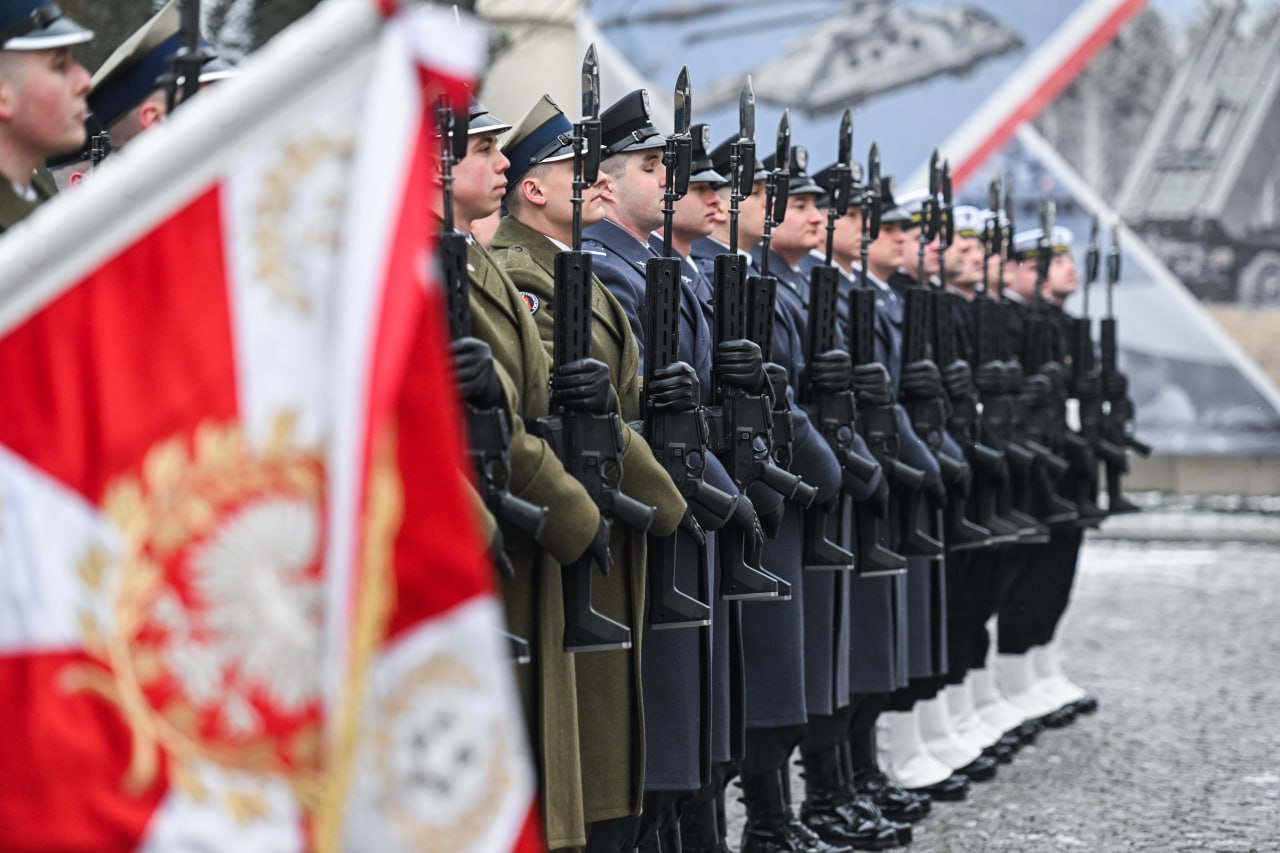 Ведется работа по введению всеобщей обязательной военной подготовки в Польше, модель будет разработана до конца 2025 года, заявил премьер-министр страны Дональд Туск.  "Ведется работа по подготовке широкомасштабной военной подготовки для каждого взрослого мужчины в Польше. Женщин тоже, но мы знаем, что война по-прежнему остается преимущественно мужской вотчиной", - сказал Туск, которого цитирует агентство PAP.  "Мы намерены к концу года разработать готовую модель, чтобы каждый взрослый мужчина в Польше был обучен на случай войны", - добавил он.  При этом Туск подчеркнул, что это не означает возвращение к обязательной военной службе.  Фото: Omar Marques/Getty Images