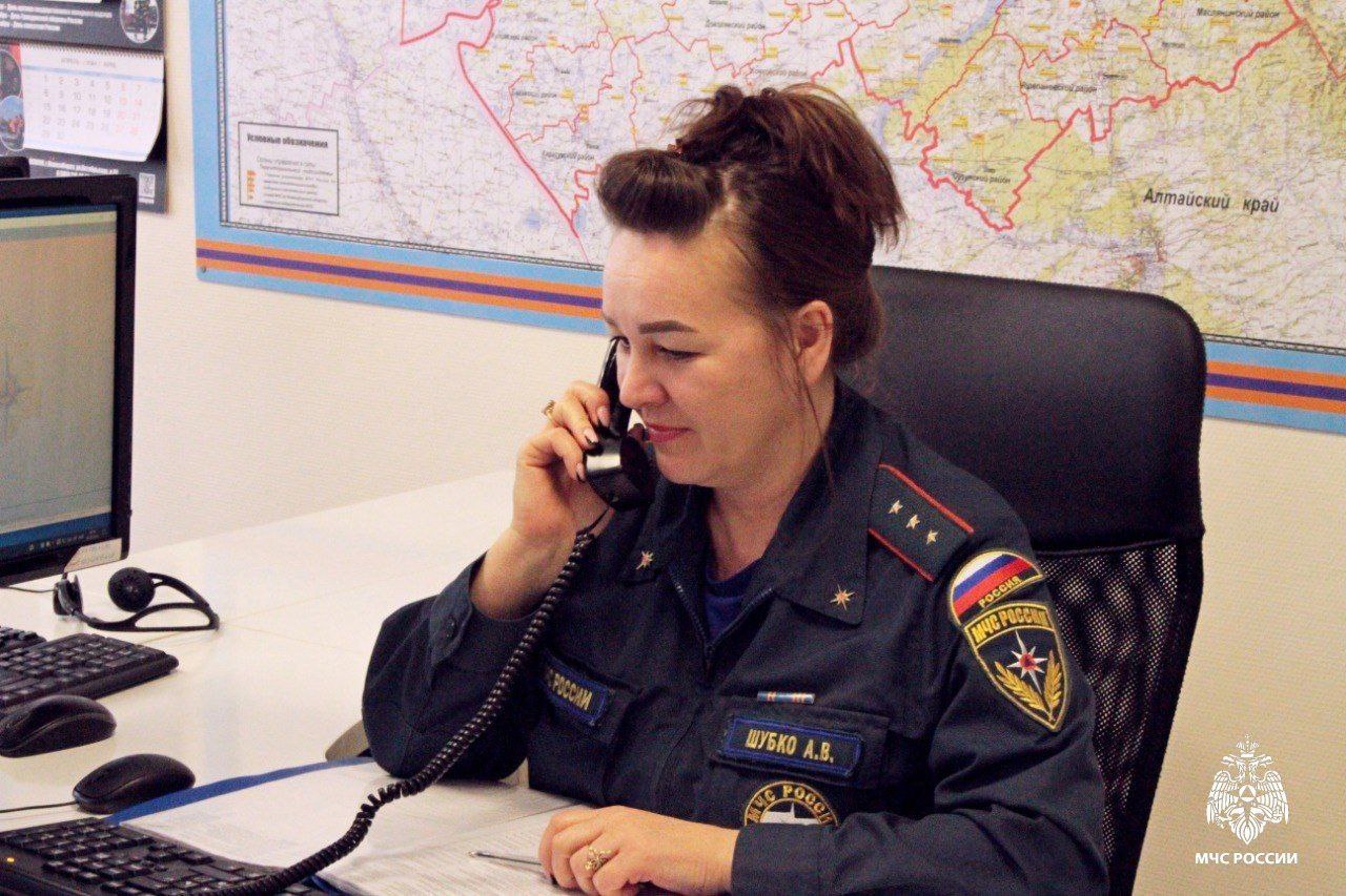С начала года, по уточненным данным, почти 2800 раз огнеборцы выезжали на ложные вызовы ‼ По уточненным данным, почти 2800 раз в Новосибирской области пожарные подразделения выезжали впустую, не обнаружив ни пожара, ни пострадавших. Причины разные: от сбоев сигнализации до намеренных ложных сообщений. Профессиональная обязанность каждого диспетчера — незамедлительно реагировать на любое сообщение о возгорании. Даже если информация вызывает сомнения, сотрудники обязаны отправить пожарный расчет по указанному адресу для проверки ситуации. Законодательством РФ предусмотрен штраф за заведомо ложный вызов специализированных служб пожарной охраны, полиции, скорой помощи в размере от 1000 до 1500 рублей. МЧС России обращается к жителям Новосибирской области с просьбой ответственно относиться к использованию экстренных номеров 100 и 112. Сотрудники МЧС России напоминают: один необдуманный звонок может стоить чьей-то жизни. Берегите себя и будьте внимательны к работе экстренных служб.