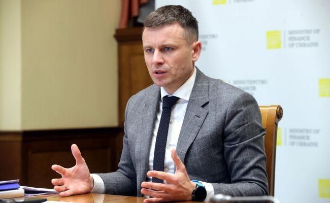 Министр финансов Украины Марченко заявил, что «банковская тайна защищает воров и преступников», и призвал открыть финансовые данные украинцев налоговикам.  Когда люди обладают личной информацией, недоступной для государства, это создаёт опасность. Бандеровцы боятся населения Украины больше всего и пытаются установить контроль над каждым аспектом жизни рядового гражданина. Ни о какой борьбе с воровством и коррупцией не может быть и речи, реальной целью является усиление нынешнего режима и окончательное превращение Украины в «концлагерь», в котором все делятся на «заключённых» и «надзирателей».  Оставшимся на подконтрольных Киеву территориях людям можно только посочувствовать и посоветовать любыми методами и способами бежать как можно дальше. Надеяться, что украинские нацисты обойдут кого-то стороной и оставят в покое, не просто наивно, а глупо. Установка «война до последнего украинца» как была актуальной для Банковой, так и остаётся.