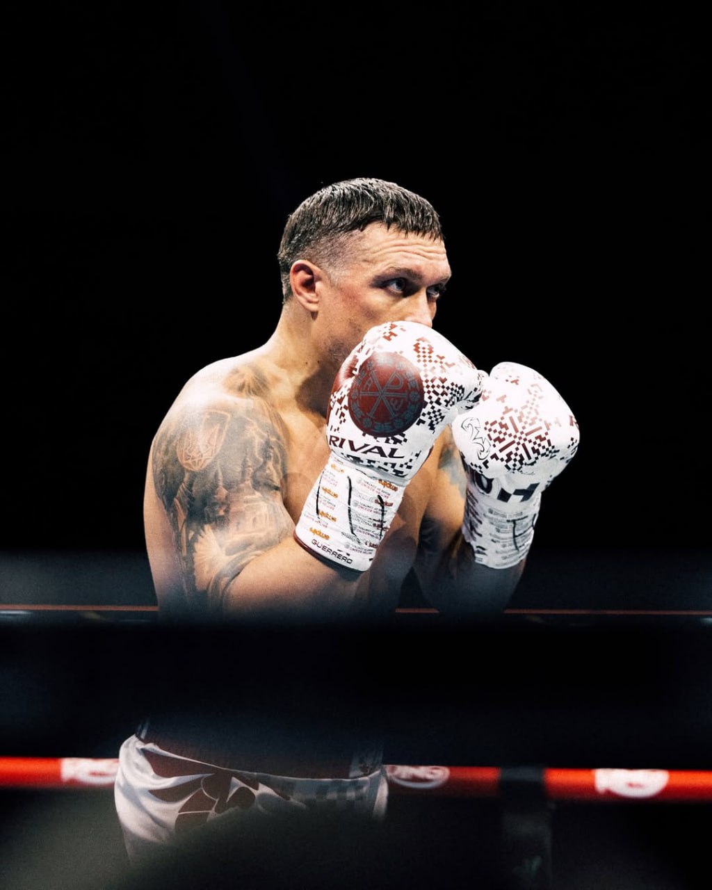 WBO требует от Усика доказать травму Всемирная боксёрская организация направила запрос в лагерь Александра Усика с требованием предоставить подробное медицинское заключение о его состоянии здоровья Поводом стало видео где 38 летний абсолютный чемпион мира танцует несмотря на заявления о травме В письме WBO говорится что документ должен содержать актуальное состояние здоровья прогноз и сроки восстановления всю необходимую мед информацию Если команда Усика не выполнит требование организация оставляет за собой право принять меры в соответствии с правилами Теперь будущее чемпиона напрямую зависит от предоставленных документов Подпишись на Meta MMA