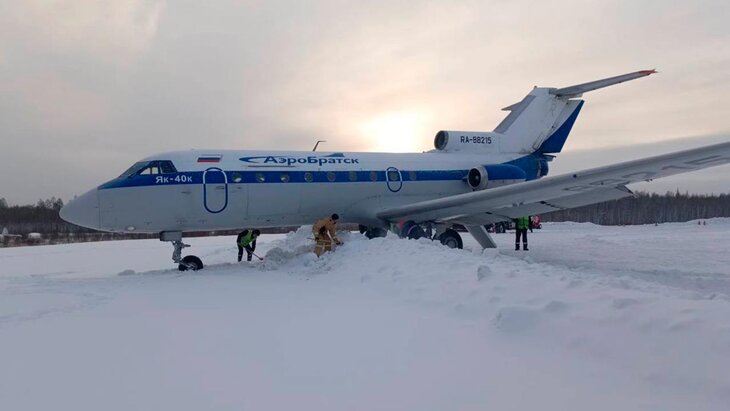 В Якутии самолет Як-40 авиакомпании "Аэробратск", следовавший рейсом Братск – Олекминск, при посадке выкатился за пределы взлетно-посадочной полосы, сообщает пресс-служба Восточно-Сибирской транспортной прокуратуры.  Пострадавших нет, добавило ведомство. Сотрудники прокуратуры организовали проверку по факту происшествия, во время которой будут установлены обстоятельства случившегося.  #Новости