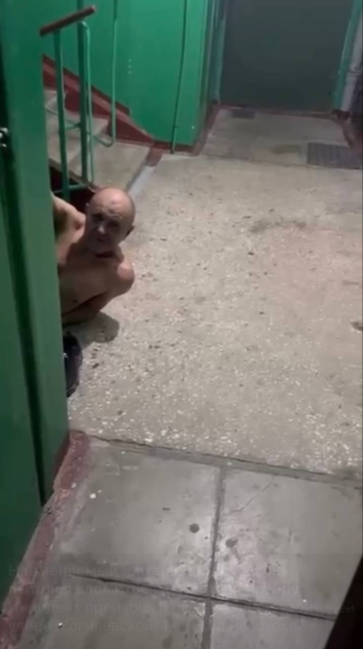 Полицейские Владивостока проводят проверку по факту инцидента в Первомайском районе В дежурную часть отдела полиции Первомайского района поступило сообщение женщины, проживающей в квартире на улице Могилевской, которая сообщила о том, что неизвестный мужчина ломает ей входную дверь в квартиру. В настоящее время по данному факту проводится проверка. Устанавливается личность злоумышленника и причиненный потерпевшей ущерб. По результатам проверки будет принято законное и обоснованное решение. Полиция Приморья