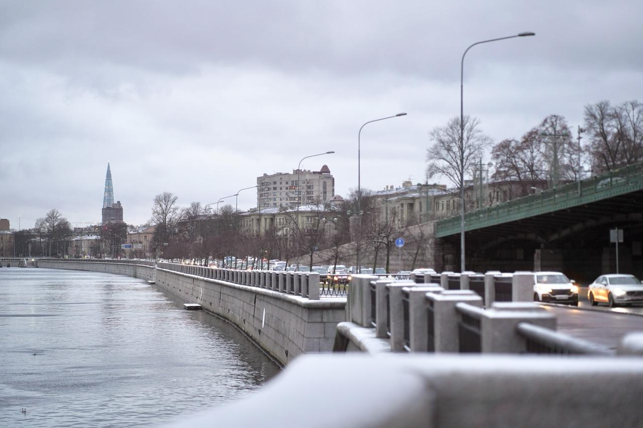 Массовая драка в кафе и отмена деклараций для чиновников Что происходит в Петербурге России и мире В Петербурге Массовая драка участниками которой по словам очевидцев стали около 13 человек произошла у одного из круглосуточных кафе на Пейзажной улице сообщает 78 Полицейские задержали 29 летнего иностранца и 39 летнего жителя Московской области на них составили протоколы о мелком хулиганстве Двоих петербуржцев 22 и 28 лет госпитализировали Силовики разыскивают остальных участников драки Увеличение стоимости проезда в общественном транспорте ожидается 2 января передает Фонтанка Ранее издание сообщило что в 2026 году жетон в метро подорожает до 95 рублей а поездка по Подорожнику до 66 рублей Выпавший сегодня в Петербурге снег не растает к Новому году Оттепелей до конца декабря в городе не ожидается а снежный покров увеличится еще до 4 7 сантиметров передает центр Фобос В России и мире Четыре поезда идущих из Петербурга в Крым и обратно задержали на несколько часов Причиной этого стал сход локомотива в Ростове на Дону По факту произошедшего транспортная прокуратура проводит проверку Владимир Путин подписал пакет законов об отмене ежегодных деклараций доходов и расходов для чиновников и депутатов Теперь их требуется подавать при назначении на новую должность включении в федеральный кадровый резерв или участии в выборах Проект Политзек Инфо открыл новогодний сбор на помощь пяти политзаключенным Арине Ивановой Игорю Барышникову Всеволоду Королеву Александру Ноздринову и Людмиле Разумовой Собранные деньги пойдут на продукты лекарства связь и базовые нужды Президент Украины Владимир Зеленский прилетел в Майами на встречу с Дональдом Трампом Она состоится сегодня в 21 00 Фото Бумага Подписывайтесь на Бумагу и предлагайте новости