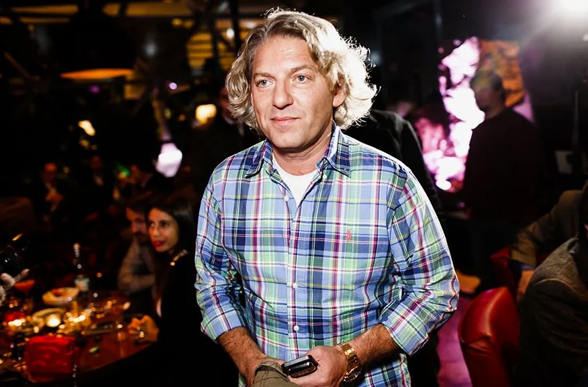 Умер известный телеведущий Александр Олейников сообщил Первый канал Олейников работал на телеканале ТВ 6 вёл там программы Моё кино Мои новости Моя звезда и другие Впоследствии возглавлял программы Доброе утро Россия и Вести на канале Россия занимался продюсированием и писал сценарии для кино на протяжении 6 лет был генпродюсером телеканала ТВЦ а в третьем сезоне шоу Вечерний Ургант выступил в роли соведущего По данным ТАСС причиной смерти стал оторвавшийся тромб Олейникову было 60 лет Подписывайтесь на Подъём