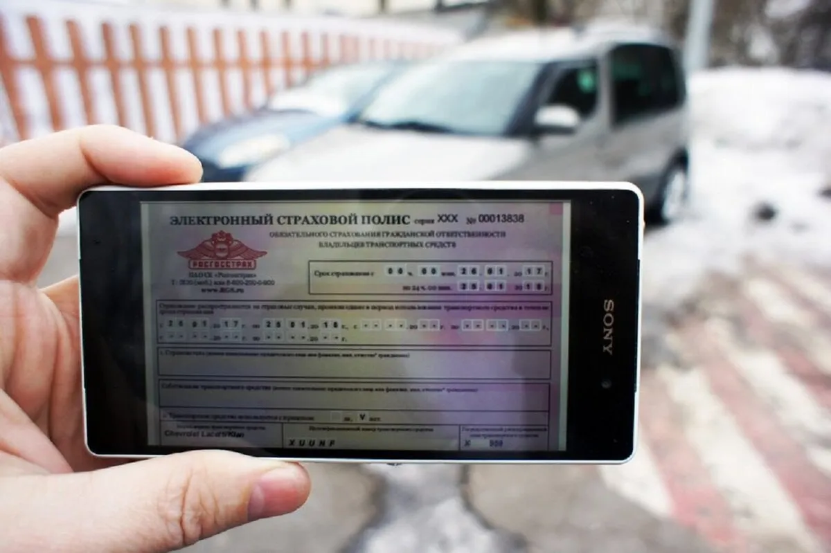 В I квартале 2026 го средняя цена годового полиса для новичков достигла 25 3 тыс за год она увеличившись на 17 следует из данных аналитического страхового маркетплейса bip ru онлайн сервис который помогает сравнить стоимость полисов ОСАГО у лицензированных компаний Там проанализировали данные 2 8 млн пользователей К этой категории в сервисе отнесли водителей с коэффициентом бонус малус КБМ от 1 17 Он зависит от частоты аварий автовладельца Средняя цена ОСАГО для аварийных водителей КБМ от 1 76 до 3 92 за год подскочила на 15 и по итогам первых трех месяцев 2026 го достигла 32 4 тыс а открытого полиса с опцией мультидрайв до 45 9 тыс добавили в bip ru По словам экспертов основной причиной роста стоимости опережающего инфляцию стало расширение тарифного коридора ЦБ в декабре прошлого года Регулятор подвинул границы базового тарифа для легковых автомобилей на 15 в обе стороны После этого страховщики постепенно начали отправлять все больше офферов с повышенной базовой ставкой что приводит к подорожанию полисов Кроме того в декабре регулятор также повысил территориальные коэффициенты для регионов с высоким уровнем мошенничества Для субъектов из красной зоны Новосибирска и Ингушетии значения удвоились За счет этого дороже всего безаварийным водителям в этом году полис обходился в Новосибирской области следует из данных bip ru За 2025 год средняя сумма выплат возросла более чем на 20 поэтому компании поднимают тариф для водителей которые чаще попадают в аварии уточнили в Совкомбанк Страховании По данным Сравни средняя цена ОСАГО для водителей с КБМ выше 1 17 за год тоже выросла но чуть ниже на 10 Причем стоимость полиса для всех водителей в целом также увеличилась на 8 до 6 7 тыс По сравнению с концом 2025 го ОСАГО для всех водителей больше всего подорожало в Новосибирске Еврейской автономной области и Костромской области По мнению экспертов подорожание полисов ОСАГО для всех групп водителей скорее всего продолжится но уже более умеренными темпами Если не произойдет резкого скачка стоимости ремонта или изменений в регулировании можно ожидать повышения примерно на 5 10 в год а для начинающих в ближайшие два года оно может составить порядка 8 10 в год считают эксперты