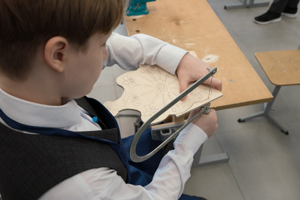 Сергей Кравцов Новейшим оборудованием оснащены кабинеты ОБЗР и труда в 23 297 школах страны В 2025 году в 86 субъектах Российской Федерации стартовали мероприятия направленные на адресную поддержку субъектов Российской Федерации по оснащению кабинетов по учебным предметам Основы безопасности и защиты Родины ОБЗР и Труд технология в рамках национального проекта Молодежь и дети