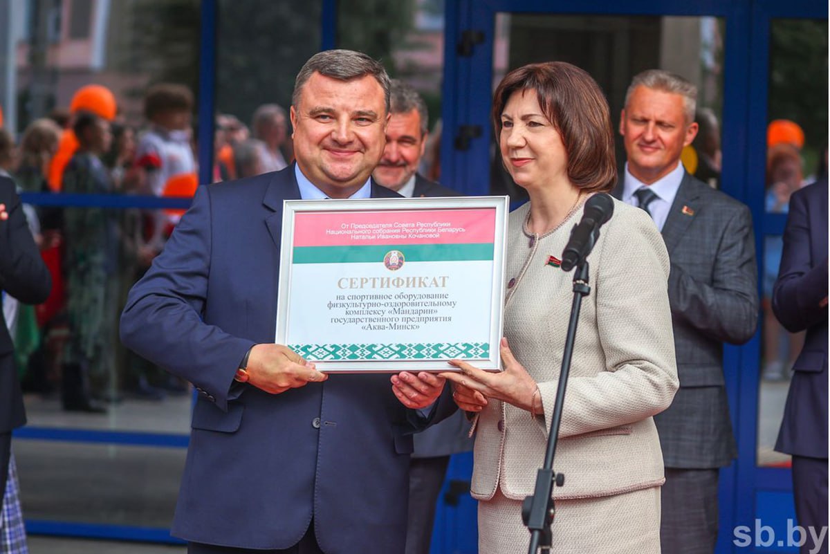 Поистине замечательный подарок жителям столицы Кочанова приняла участие в открытии ФОК Мандарин в Лошице Как напомнила Наталья Кочанова первый многофункциональный комплекс Мандарин был открыт 10 лет назад 7 ноября 2015 года Вскоре после открытия его посетил Президент и поставил задачу надо строить такие объекты для жителей города Здоровый образ жизни сегодня это не просто лозунг это необходимость наших граждан председатель Совета Республики И мы видим насколько востребованы спортивные объекты в нашей стране где их порядка 20 тысяч В городе Минске более 3 тысяч спортивных объектов Открыт реконструированный стадион Трактор Национальный футбольный стадион на 33 тысячи посадочных мест бассейн и ряд других объектов в нашей столице и в целом в стране Подписывайтесь sbbytoday
