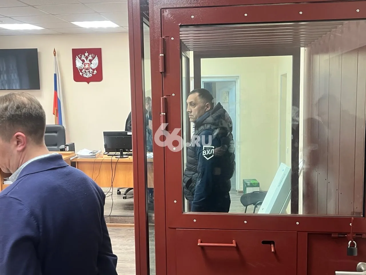 За взятку будут судить бывшего директора академии хоккея Экс руководителя школы Спартаковец Владимира Каримова отправили в СИЗО до 21 июня передает журналист 66 RU из зала суда По версии следствия руководитель одной из организаций подкупил Каримова чтобы бесплатно пользоваться ледовой ареной Взамен он получил возможность кататься на автомобиле премиум класса Каримов руководил Спартаковцем с 2009 по 2025 год после он успел переехать в Орск и устроиться в хоккейный клуб Южный Урал После обысков прошедших 21 апреля в Спартаковце его привезли в Екатеринбург Ранее родители воспитанников жаловались что руководство спортшколы не оплачивало спортивные сборы перекладывая на них все расходы   на связи в TG MAX VK