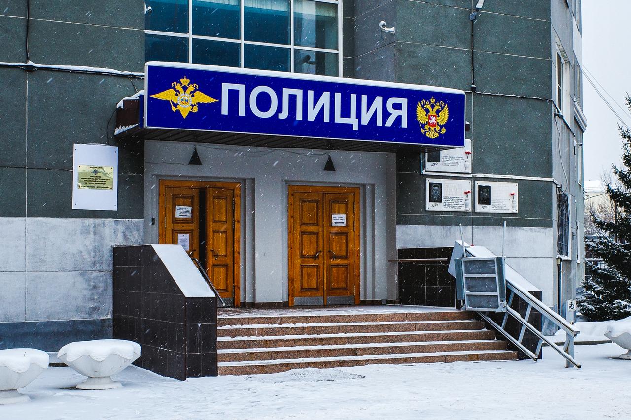 Мошенники активно вовлекают южноуральских подростков в преступления В полиции рассказали как преступники вербуют молодых людей В Челябинской области как и по всей России растёт число подростков втянутых в преступные схемы кибермошенников Под предлогом лёгкого заработка несовершеннолетних заманивают в незаконную деятельность которая грозит им реальными уголовными сроками В правоохранительных органах бьют тревогу и призывают родителей и молодёжь к предельной бдительности В этих случаях подростки становятся соучастниками преступления подчёркивает начальник Управления по борьбе с киберпреступностью ГУ МВД по Челябинской области полковник полиции Мурат Куштаев Часто молодым людям предлагают подзаработать на продаже банковских карт Необходимо знать что сегодня за продажу карт введена уголовная ответственность В Уголовном кодексе РФ есть отдельная статья 187 Ответственность по этой статье наступает уже с 16 лет Подробнее на сайте Полит74 eugenejut