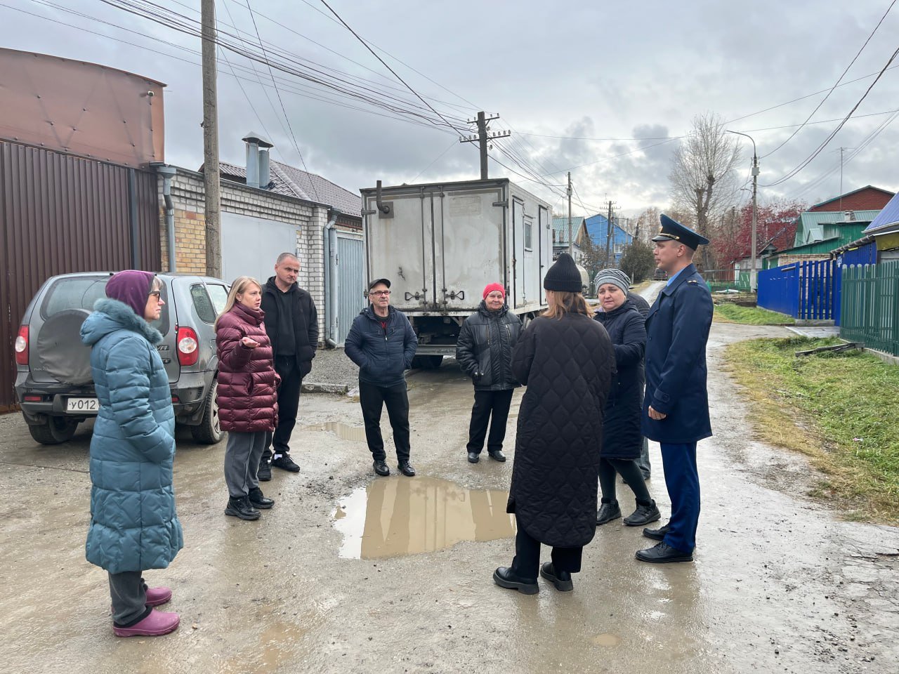 Прокуратура Металлургического района г. Челябинска провела проверку по публикации СМИ о длительном отсутствии водоснабжения в пос. Першино  Прокуратура Металлургического района г. Челябинска провела проверку по публикации СМИ и обращению жителей переулка Анапский пос. Першино о прекращении подачи холодного водоснабжения в нескольких жилых домах.                                                                                                                                                                                                                                              Выездной проверкой зафиксирован факт отсутствия холодного водоснабжения в связи с повреждениями на трубопроводе, плохая организация подвоза воды населению. Фактически водоснабжение отсутствовало в период с 18 по 24 октября 2024 года.                                                                                                                                                                                                                                                   Прокурором руководителю МУП «Производственное объединение водоснабжения и водоотведения» внесено представление об устранении нарушений законодательства в жилищно-коммунальной сфере.                                                                                                                                                                                                                                                                              В отношении заместителя главного инженера муниципального предприятия возбуждено административное дело по ч.1 ст. 7.23 КоАП РФ  нарушение нормативного уровня или режима обеспечения населения коммунальными услугами .                                                                                                                                                                                                                                                                   В результате вмешательства прокуратуры приняты меры к проведению срочных ремонтных работ, на участке сетей водоснабжения переулка Анапский произведена прокладка нового трубопровода, установлены колодцы, водоснабжение в жилые дома полностью восстановлено.