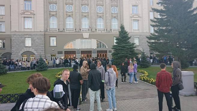 Студентов ОмГУПСа эвакуировали Людей вывели на улицу на месте работают спецслужбы Как сообщил нам один из обучающихся студентам сказали что проверка будет проходить минимум до 12 00 распространяется информация о том что речь идет о минировании Пока ничего не понятно просто эвакуировали но как пишут в новостях никаких хлопков и запаха газа не было сообщил студент Он также добавил что видел возле корпуса университета машины полиции и пожарных В региональном МЧС нам сообщили что вызов им не поступал и информацией они не располагают В полиции заявили что официальная информация появится только после окончания всех мероприятий и пока рано говорить о том что произошло в вузе Находитесь сейчас там Свяжитесь с нами contact ngs55 bot Подписаться на новости Омска