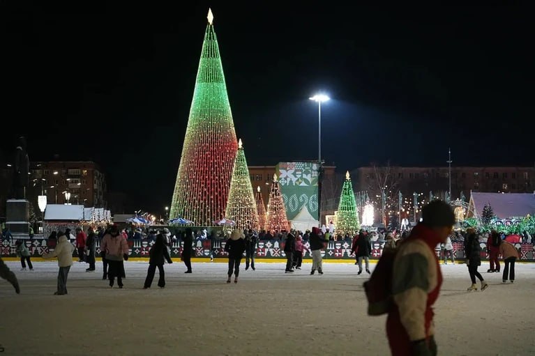 Елочный комплекс на площади Куйбышева будет открыт до 1 февраля Только только закончились праздники а горожане заметили как на главной площади Самары демонтируют новогодние убранства Не переживайте Демонтаж лишь частичный убирают видеооборудование из за ожидаемых перепадов температур Об этом сообщили в мэрии Остальные же убранства и развлечения остаются До каких же чисел у нас на площади будет праздничная атмосфера Елочный комплекс с медиагирляндами будет открыт до 1 февраля Катки будут открыты до 1 марта Подпишись на truekpru63 Мы в MAX