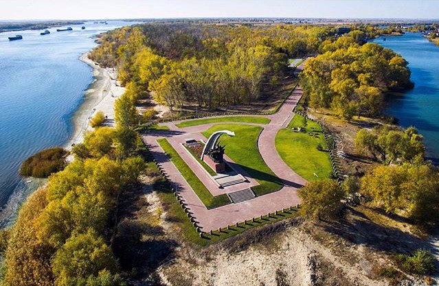 Приговорили рощу золотую В Ростове обостряется борьба против уничтожения уникальной лесопарковой зоны на берегу Дона Уже в течение нескольких дней горожане выходят на улицы донской столицы с требованием остановить строительство новой автотрассы так называемой Западной хорды и возведения в её районе многоэтажного жилого комплекса ради которых необходимо вырубить зелёные насаждения в Кумженской роще Всё это время протестующие беспрепятственно проводили публичные мероприятия даже получили приглашение на встречу с министром транспорта Ростовской области Но последняя акция у здания областного правительства против создания на берегу реки бетонного гетто закончилась задержанием её участницы К ростовчанке Елене мирно стоявшей в одиночном пикете с плакатом Нет ЖК Кумжа Нет Западной хорде подошли полицейские с требованием прекратить незаконные действия предъявить документы и проехать с ними для выяснения обстоятельств Юридически подкованная пикетчица отказалась показывать своё удостоверение личности прежде чем правоохранители в свою очередь сами не представятся и не объяснят причину претензий по поводу проведения законного мероприятия В результате словесной дуэли так и не предоставив оснований для задержания хрупкую девушку подхватили под руки и поволокли в отделение На неё составили административный протокол за неповиновение требованиям сотрудника полиции а состоявшийся следом суд присудил ей штраф в две тысячи рублей Сообщается что на вызов к парламентскому зданию силовики прибыли после жалобы на проведение несанкционированного пикетирования поступившей из областного правительства Видео с показательным задержанием защитницы природы быстро распространилось по соцсетям и вызвало по меньшей мере недоумение действиями служителей порядка По закону одиночные пикеты не предполагают согласования с властями не требуют получения разрешения Кроме того непонятно зачем властям надо было на глазах у всех демонстрировать удаль навлекая на себя раздражение общественности Инцидент только подогрел внимание к и без того болезненной для каждого ростовчанина проблеме уничтожения заповедных природных территорий Дона ради масштабной коммерческой застройки Борьба за лёгкие Ростова началась несколько лет назад когда ЧИТАТЬ ДАЛЕЕ