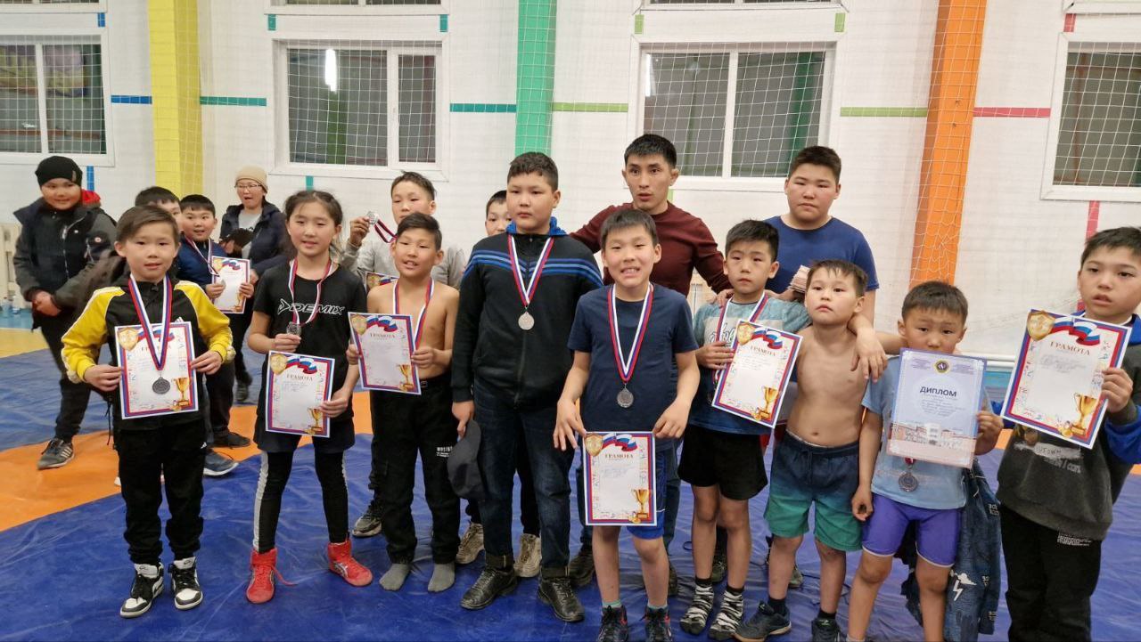 Первые Земские тренеры начали работу в Бурятии Конкурс на получение единовременной компенсации подошел к концу поделились в Минспорта Победители отбора Степан Васильев Кяхтинский район МАУ ДО Кяхтинская спортивная школа тренер преподаватель по спортивной борьбе Валерия Цыренбимбаева Мухоршибирский район МБУ ДО Мухоршибирская спортивная школа имени В Ф Федотова тренер преподаватель по настольному теннису Алексей Монтоев Баргузинский район МБУ ДО Баргузинская спортивная школа тренер преподаватель по спортивной борьбе Наши первопроходцы уже приступили к своим должностным обязанностям и начали работу с юными спортсменами в районах республики говорится в сообщении Канал Ариг Ус в MAX