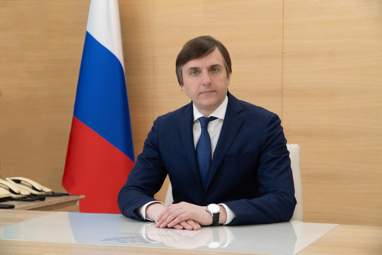 Сергей Кравцов поздравил учителей школ преподавателей колледжей и вузов ученых с Днем математика Глава Минпросвещения подчеркнул что математика давно перестала быть просто академической дисциплиной она стала ключевым элементом технологического суверенитета России основой для развития квантовых технологий биотехнологий оборонной промышленности и искусственного интеллекта И в основе этого прогресса ваш ежедневный вдумчивый труд Наша общая задача не только сохранить лучшие традиции сильной математической школы но и воспитать поколение которое мыслит аналитически логически и творчески Мы видим как растет интерес детей и подростков к математике и естественно научным предметам и наша обязанность поддерживать этот интерес обеспечивая всем обучающимся условия для развития способностей Утвержденный Правительством комплексный план по повышению качества математического образования до 2030 года уже дает ощутимые результаты растет число школьников изучающих математику углубленно создаются инженерные и курчатовские классы развивается олимпиадное движение сказал Сергей Кравцов Также министр просвещения выразил особые слова благодарности педагогам и пожелал вдохновения крепкого здоровья и благополучия Именно вашими усилиями достигаются эти высокие результаты увеличивается доля выпускников успешно сдающих ЕГЭ по математике профильного уровня а наши команды блестяще выступают на международных олимпиадах завоевывая золотые медали Для поддержки вашей работы мы обновляем образовательные стандарты создаем единые программы и методические ресурсы развиваем систему повышения квалификации и стремимся обеспечить школы современным оборудованием Математическое образование это самая надежная и долгосрочная инвестиция в будущее нашей страны Давайте вместе растить поколение которое будет не просто применять но и создавать самые современные технологии С Днем математика подчеркнул Сергей Кравцов Подписаться на Правительство России в MAX