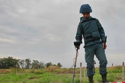 Саперы МЧС за сутки уничтожили в ДНР более 390 взрывоопасных предметов За минувшие сутки сотрудники МЧС России по ДНР 13 раз привлекались для проведения обследований на территории Донецкой Народной Республики. Выявлено, вывезено, уничтожено 394 единицы взрывоопасных предметов, - сообщили в Главном управлении МЧС России по ДНР. Там уточнили, что за сутки огнеборцы ликвидировали девять пожаров. Сотрудниками ведомства оказана помощь населению в восьми случаях, спасены четыре человека.