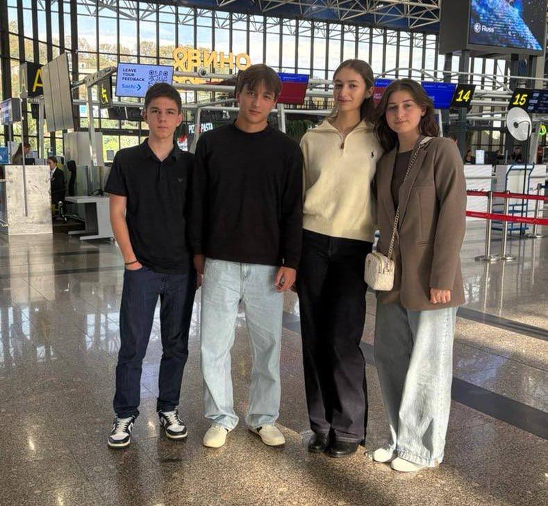 Школьники из Абхазии примут участие в телеолимпиаде Умники и умницы В состав команды вошли сухумчане Валерия Бения и Артем Янковский ученица цандрыпшской школы Николь Лазба и Энвер Отырба из Гагры сообщили в Минпросвещения Съемки пройдут 12 15 октября в Москве Темами конкурса стали древний Рим английская буржуазная революция и СССР и мир 1946 1953 ВестникАбхазии