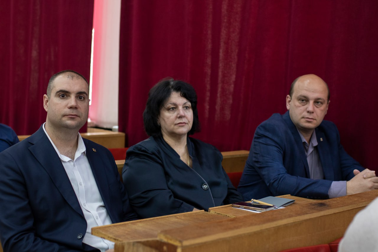 Сегодня состоялась 20-я очередная сессия Симферопольского городского совета III созыва под руководством главы муниципального образования городской округ Симферополь Республики Крым – председателя Симферопольского горсовета Виктора Агеева.   На рассмотрение коллегиального органа было внесено 18 вопросов повестки дня.   На заседании присутствовали глава администрации крымской столицы Михаил Афанасьев, председатель Контрольно-счётной палаты Наталья Сотникова, заместители главы администрации города Симферополя, руководители структурных подразделений аппарата городского совета и администрации города.   Отчет Михаила Афанасьева о результатах работы за 2024 год стал ключевым в повестке дня.   Как отметил Афанасьев, бюджетная политика сохранила сбалансированность за счет собственных налоговых доходов. Симферополь остается единственным крымским городом, не получающим дотаций на выравнивание бюджета с 2016 года.