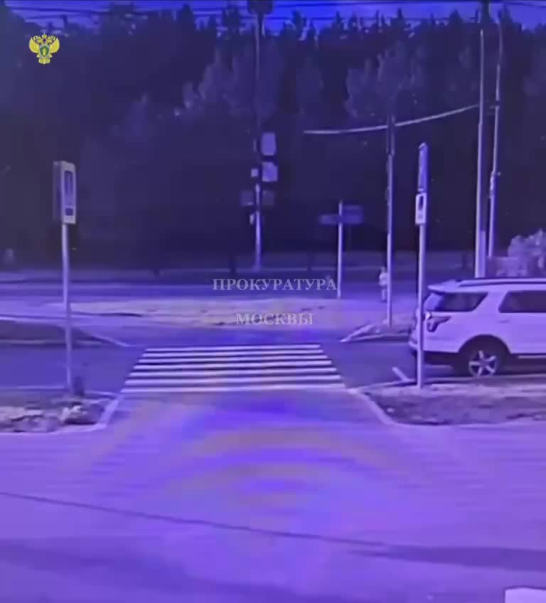 Четырехлетняя девочка на самокате пострадала в ДТП в Москве