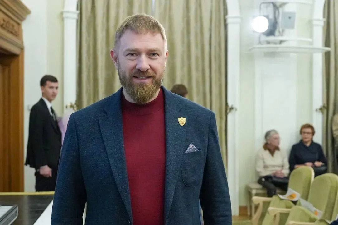 Депутат Заксобрания Петербурга Малькевич уходит на СВО Депутат петербургского парламента Александр Малькевич Единая Россия принял решение отправиться на СВО Об этом сообщили председатель Законодательного собрания Северной столицы Александр Бельский в своем Telegram канале  Спикер парламента Петербурга подчеркнул что Малькевич награжден орденом Мужества имеет боевой опыт и с первых дней СВО занимается помощью фронту и восстановлению освобожденных территорий В Заксобрании он выступал автором и инициатором законопроектов о поддержке военнослужащих и увековечении памяти погибших героев Помимо этого на рассмотрение внесено заявление Александра Шишлова Яблоко О причинах его ухода не сообщается Telegram Александр Бельский Telegram Max