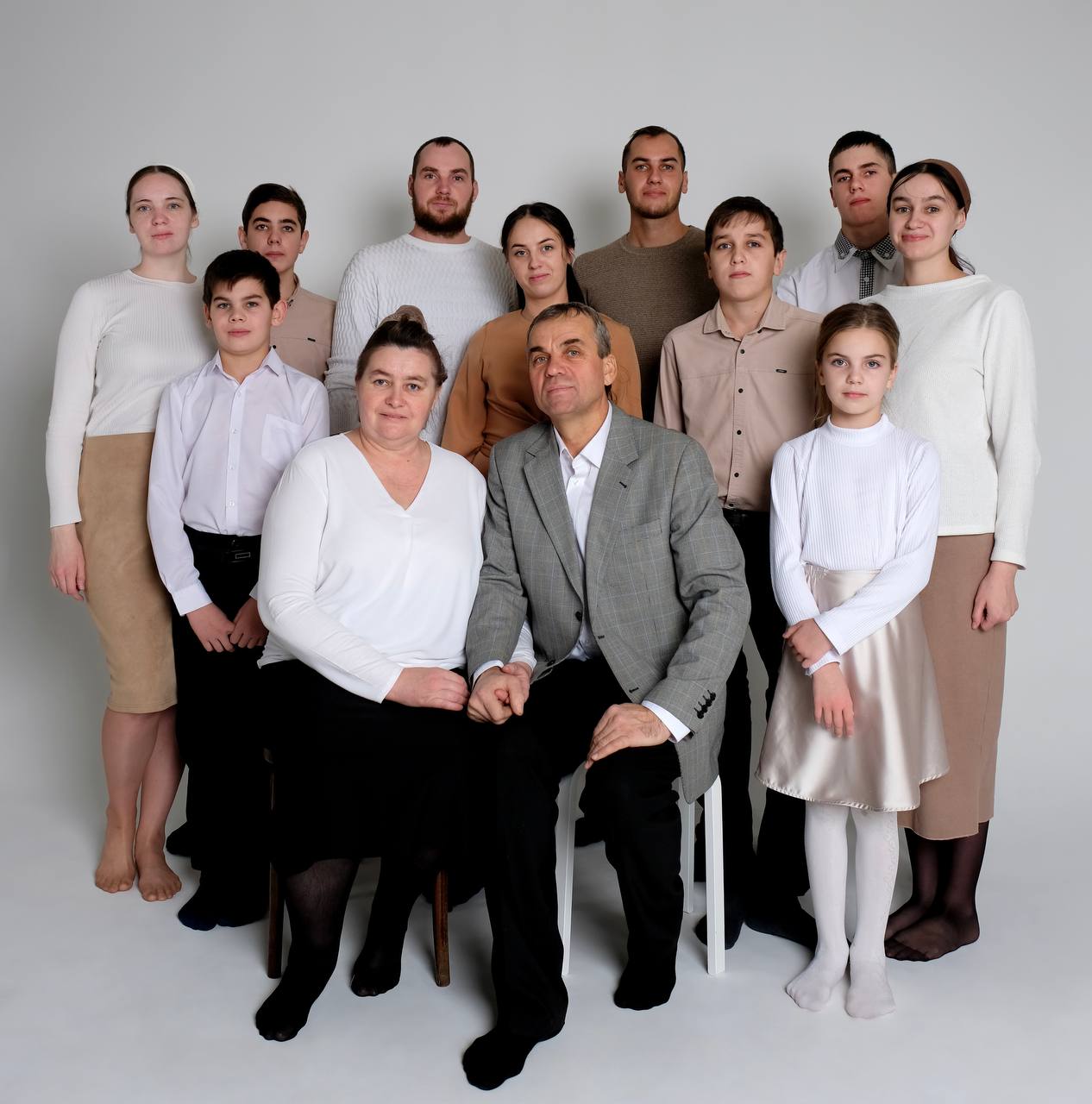 Указом Президента России присвоено звание Мать героиня Ольге Булычевой из Минусинска Ольга Ивановна воспитала вместе с супругом Михаилом десятерых родных детей у них шестеро сыновей и четыре дочки Старшие уже создали свои семьи Одна из дочерей тоже стала многодетной мамой Трое сыновей прошли службу в Президентском полку Младшие ребята еще школьники увлекаются музыкой и занимаются спортом Подрастают и десять внуков большая дружная семья продолжает расти Ольга Булычева увлекается рукоделием и разводит цветы Вместе с мужем и детьми занимаются хозяйством выращивают фрукты и овощи участвуют в конкурсе Минусинский помидор Поздравляю Ольгу Булычеву с высокой государственной наградой Такие семьи гордость Красноярского края Подписывайся на канал МАХ там узнаешь раньше