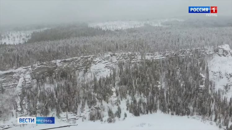 В Кизеловском округе спасатели нашли пропавших туристов    Накануне вечером поступил сигнал о пропаже 4 туристов в районе горы Одинокая в Кизеловском городском округе. Специалисты краевой службы спасения установили связь с группой и начали поиск в 3:00. Поиски были осложнены непростыми погодными условиями. "На данный момент все члены тургруппы найдены и находятся в удовлетворительном состоянии. Они отправлены на ближайшую базу для осмотра медиками", - написал в своем telegram-канале губернатор Дмитрий Махонин. Глава региона поблагодарил спасателей из Краевой службы спасения за оперативную и слаженную работу по поиску туристов. Дмитрий Махонин также отметил, что группа туристов не была зарегистрирована в МЧС, что сильно осложнило поиски группы. Губернатор напомнил о необходимости всегда регистрировать свои путешествия в службе спасения.