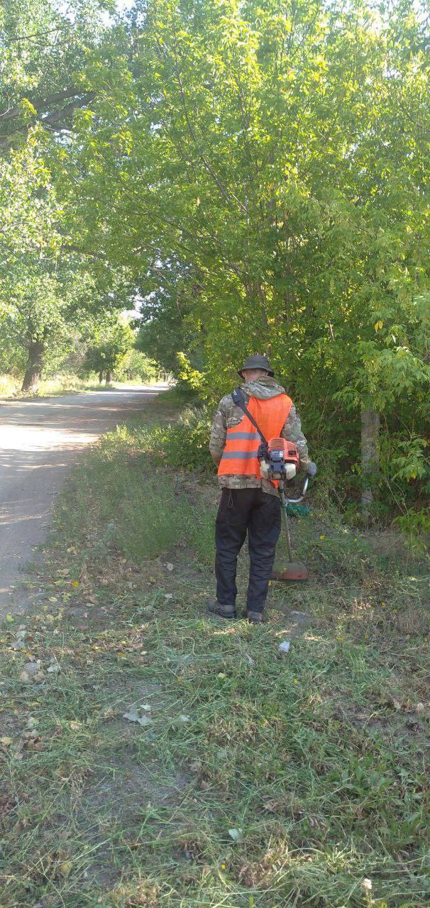 Коммунальщики в действии В Кировске продолжается покос травы, обрезка и спил аварийных деревьев. С самого утра коммунальные службы городского округа трудятся над благоустройством территории, подметают придомовые территории, выполняют ремонт кровли многоквартирных домов. Администрация города призывает жителей с пониманием относиться к работе коммунальных служб и соблюдать чистоту и порядок в общественных местах. Только совместными усилиями мы сможем сделать наш город более комфортным и уютным для проживания. в МБУ «Кировский комбинат коммунальных услуг» открыты вакансии: Сотрудники ритуальных услуг, Специалисты по озеленению, Уборщики, Грузчики, Специалист по закупкам, ‼ предприятию СРОЧНО нужны косари. Своевременная зарплата от 30 000₽. Ждем вас по адресу: ул. Борисова, д. 19. Телефон: +7 85746 4-14-17.