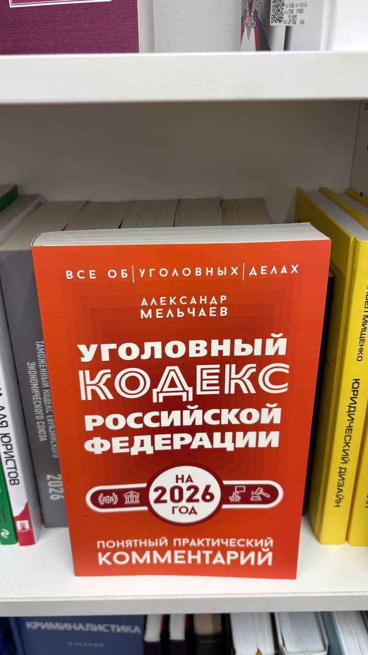 В Орле двое мужчин умыкнули ящик для пожертвований из кафе По сообщению пресс службы УМВД в полицию Железнодорожного района обратились представители одного из кафе города и благотворительного фонда рассказавшие что у них пропал ящик для пожертвований с 5 тысячами рублей Ящик находился в кафе Было возбуждено уголовное дело Сотрудники полиции изучили камеры наблюдения из кафе и увидели что в помещении сидела компания молодых мужчин Все они вскоре покинули заведение кроме двух человек которые и забрали ящик с пожертвованиями Оперативники провели расследование и узнали личности подозреваемых Ими оказались жители Орла Похищенные средства они потратили Следствие продолжается Один подозреваемый находится под подпиской о невыезде А второго так как он проходит подозреваемым еще по одному уголовному делу заключили под стражу