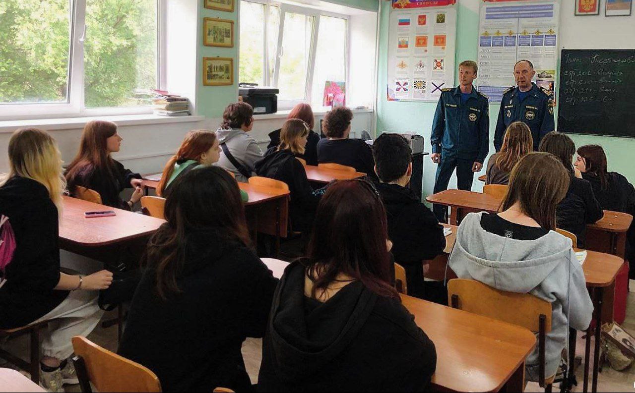 В Артёме инспекторы местного участка ГИМС встретились со студентами Инспекторы местного участка ГИМС Главного управления МЧС России посетили Артёмовский колледж сервиса и дизайна, где провели информативную беседу с 40 студентами. Обсудили правила поведения на водных объектах в летний период. Парни и девушки узнали о том, как правильно отдыхать на воде, избегая опасных ситуаций. Инспекторы поделились не только теоретическими знаниями, но и реальными примерами, которые подчеркивают важность соблюдения правил безопасности на воде.