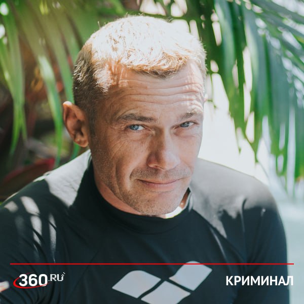 Российского блогера задержали в Таиланде. Он снимал войну с Камбоджей.  Тимур Збарский — довольно известный блогер в Таиланде, проживший там около 10 лет. Он проехал 150 километров вдоль границы с Камбоджей, снимал происходящее, а также учил других людей, где точно нельзя доставать камеру. Кроме того, он занимался волонтерской деятельностью — доставлял вещи первой необходимости в депортационные центры. Теперь он сам оказался в таком учреждении.  Туда отправляют всех иностранцев, нарушивших закон. Через две-три недели Збарского депортируют. Причем государство не покупает билеты домой, это должны делать родственники.  Если денег нет, человек может находиться в этом центре бесконечно. А условия там ужасные — небольшая камера, в которой 200-300 человек. Все спят на бетонном полу. Из еды — грязный рис с пересоленными огурцами. Вместе с блогером в камере сидит китаец, которого задержали 20 лет назад, рассказала нам знакомая Збарского Светлана Шерстобоева.   В камерах у людей чесотка, вши и «чего там только нет». А сам центр — «воронка для выкачивания денег». Например, чтобы позвонить волонтеру нужно заплатить 500 бат. Если денег нет, то о звонке можно и не мечтать.  Сейчас волонтеры ищут друзей и родных Збарского, чтобы они купили ему билет домой.