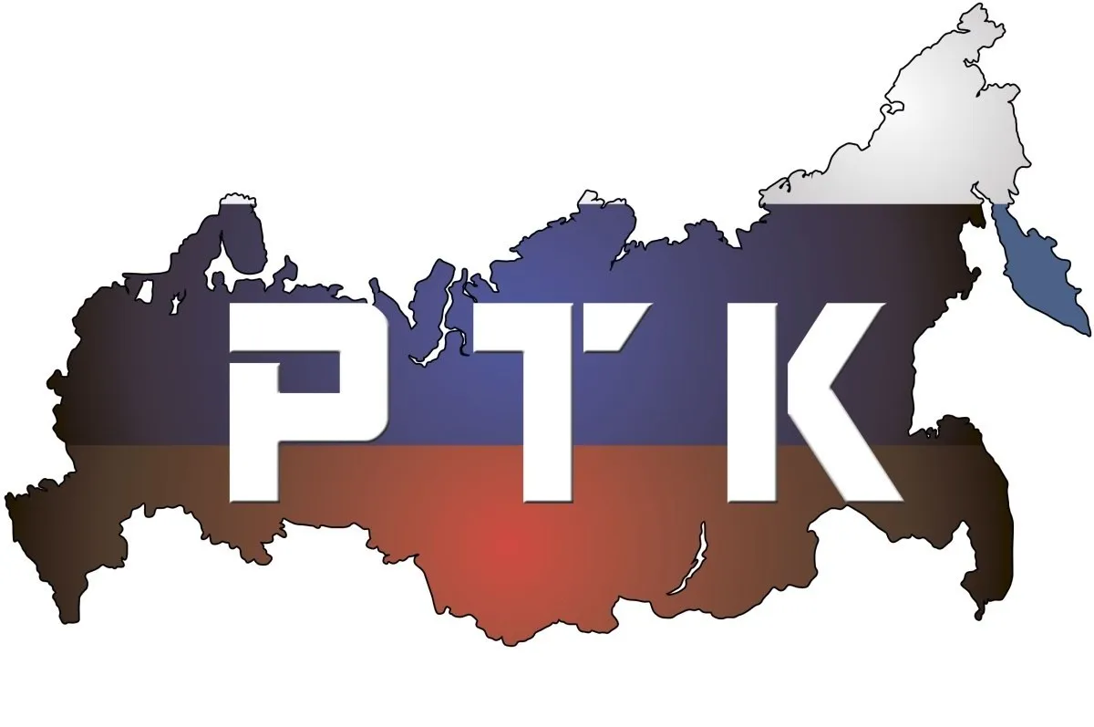 Заседание Российской трехсторонней комиссии новые гарантии для работников 22 апреля в Овальном зале Дома Правительства РФ под председательством вице премьера Татьяны Голиковой прошло заседание Российской трехсторонней комиссии по регулированию социально трудовых отношений Главной темой стала защита прав работников и совершенствование трудового законодательства Члены комиссии поддержали ряд важных законопроектов Ключевым из них является законопроект о поправках в статью 302 Трудового кодекса Он направлен на повышение гарантий выплаты компенсации при увольнении за накопленные но не предоставленные дни междувахтового отдыха Законопроект закрепляет механизм денежной компенсации при увольнении работник получит оплату за все такие дни Также уточняются правила учета рабочего времени и времени отдыха увольняемого работника работающего вахтовым методом за фактически отработанный им период а также подсчета часов переработки Для работников нашего предприятия эти решения имеют ключевое значение поскольку основная масса сотрудников трудится именно вахтовым методом Кроме того комиссия поддержала проект постановления о дополнительных выходных при чрезвычайных ситуациях природного и техногенного характера Работники смогут взять оплачиваемый выходной или отпуск без сохранения зарплаты до 5 календарных дней Также был рассмотрен проект положения о федеральном контроле за соблюдением трудового законодательства Вводятся новые инструменты оценки рисков работодателей включая категорию чрезвычайно высокий риск Акцент смещается с отраслевой принадлежности на реальные нарушения прав работников На заседании утвердили Рекомендации по наставничеству в сфере труда подготовленные Минтрудом с соцпартнерами Документ направят в регионы для ускорения адаптации новичков и передачи опыта В работе комиссии участвовал председатель Нефтегазстройпрофсоюза России Александр Корчагин Источник НГСПРФ РТК ВахтовыйМетод НовостиЗаконодательства