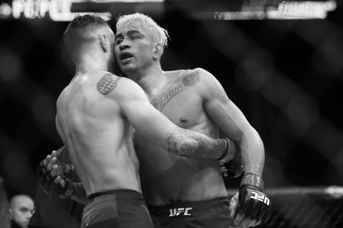 Избивший жену экс боец UFC умер в американской тюрьме Бывший бразильский боец ММА Годофредо Кастро де Оливейра Годофредо Пепей умер 9 ноября в возрасте 38 лет в тюрьме в штате Флорида США где он содержался с июня после нападения на свою жену сообщает Globo Причину смерти бойца официально не называли но его друг Рони Мариану Безерра заявил что речь идет о самоубийстве отмечает Sherdog Пепей провел 22 боя в ММА выиграл 14 семь проиграл еще один против россиянина Павла Гордеева в 2019 м признали несостоявшимся В UFC бразилец выступал в 2012 2018 годах В 2012 м Пепей дошел до финала первого реалити шоу The Ultimate Fighter Brasil где проиграл Безерре Пепея арестовали в конце июня в Дирфилд Бич Флорида за нападение на жену Самару которую он избил и которой не давал обратиться в полицию Адвокат вдовы Кастро заявил что она должна заниматься вопросом репатриации тела сталкиваясь при этом с травлей в социальных сетях пишет CNN Brasil Getty Images