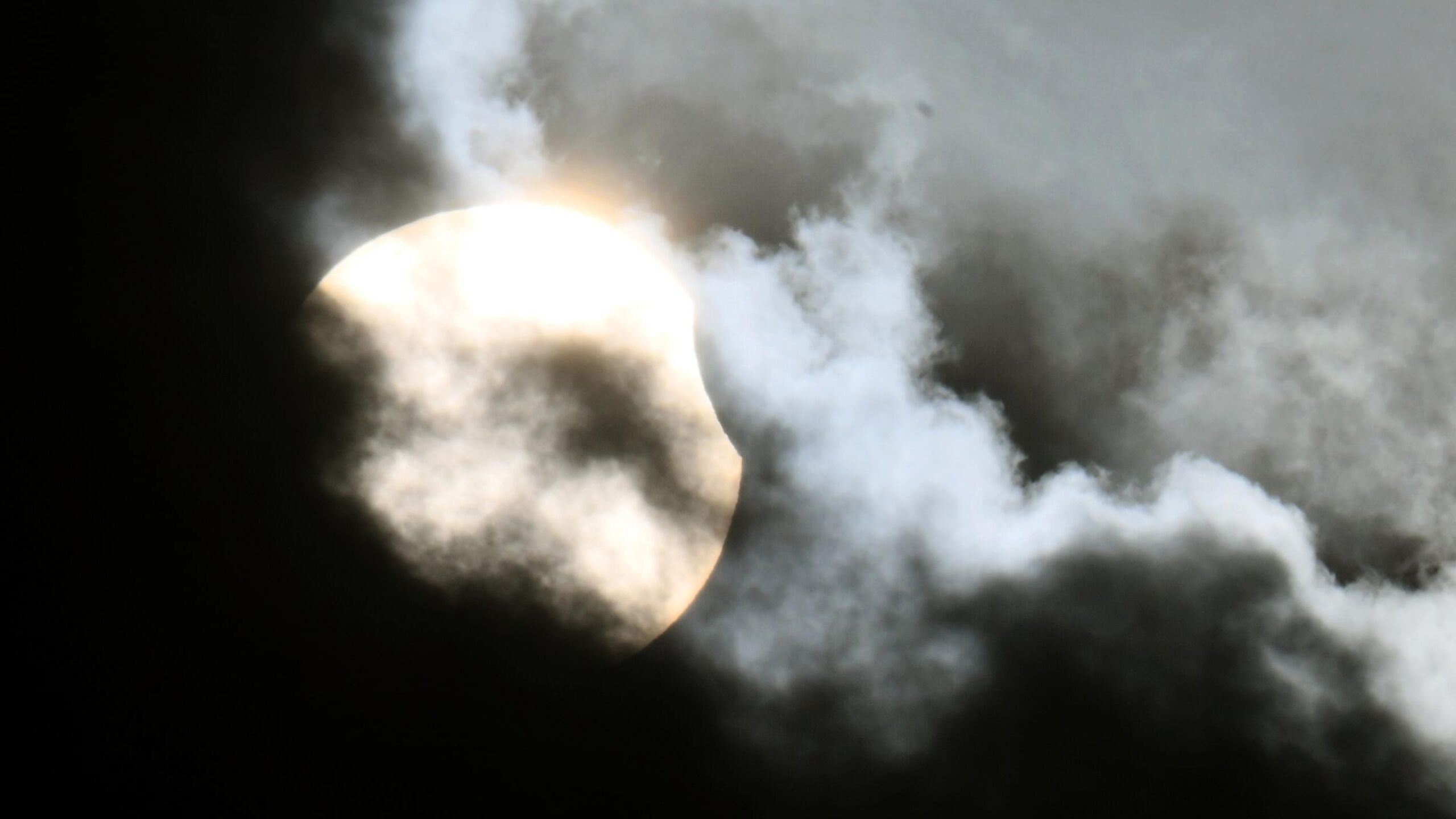 Несколько солнечных и лунных затмений произойдет в 2026 году два из них солнечное и лунное можно будет наблюдать и на части территории России в августе сообщил РИА Новости старший научный сотрудник Института прикладной астрономии ИПА РАН Николай Железнов Затмения обычно идут парами лунное и солнечное либо наоборот с интервалом две недели В наступающем 2026 году 17 февраля произойдет кольцеобразное солнечное затмение но его можно будет наблюдать в южном полушарии А спустя две недели 3 марта произойдет полное лунное затмение Оно будет видно в западном полушарии сказал астроном Полное солнечное затмение произойдет уже летом 12 августа 2026 года Его можно будет увидеть в нашей стране однако на территории европейской части оно будет частным сказал Николай Железнов