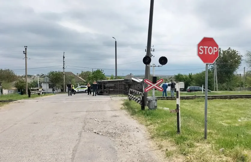 В Молдове поезд столкнулся с автомобилем на участке Флорешты Бельцы По данным правоохранительных органов легковой автомобиль выехал на железнодорожные пути с нарушением правил дорожного движения Информации о пострадавших на момент публикации не приводится Sputnik Молдова Telegram Сайт VK OK Rutube Дзен MAX