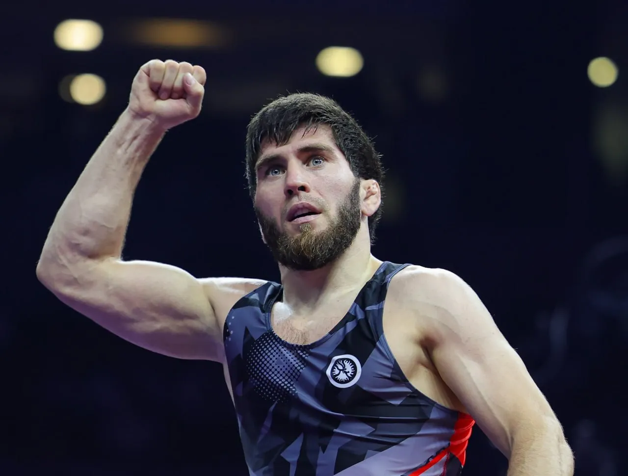 Заур Угуев двукратный чемпион Европы Заур Угуев стал двукратным чемпионом Европы по вольной борьбе который завершается сегодня в Тиране Как и в прошлом году дагестанский борец принес сборной России золото в весовой категории до 61 кг В финале он победил воспитанника дагестанской школы борьбы представляющего Албанию Зелимхана Абакарова Для сборной России золото Угуева стало пятым на турнире РИА Дагестан в МАХ
