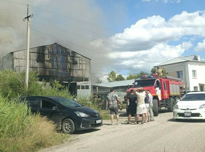 В главном управлении МЧС России по Амурской области сообщили, что крупный пожар на улице Энергетической в Благовещенске ликвидирован. Погибших и пострадавших нет. «Пожарно-спасательные подразделения Благовещенского гарнизона выехали на тушение строения по ул. Энергетической. По оперативной информации, пожар произошёл в производственном помещении. Пожар ликвидирован. Проводится разборка и проливка конструкций. Погибших и пострадавших нет», - сообщили в ведомстве. В настоящий момент на месте работают инспекторы государственного пожарного надзора МЧС России. Им предстоит установить, что стало причиной столь масштабного пожара, который горожане наблюдали из разных районов Благовещенска